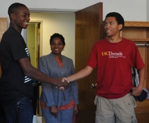 John Marot meets his new roommate, Alex Adeleye of the USC Viterbi School of Engineering. (USC Photo/Pamela J. Johnson)