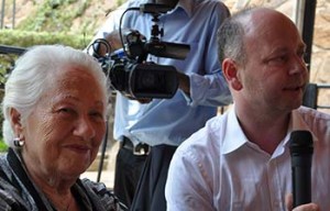 Stephen Smith and Renee Firestone, a Holocaust survivor who gave her testimony to the USC Shoah Foundation’s Visual History Archive, in Rwanda (Photo/courtesy of the USC Shoah Foundation)