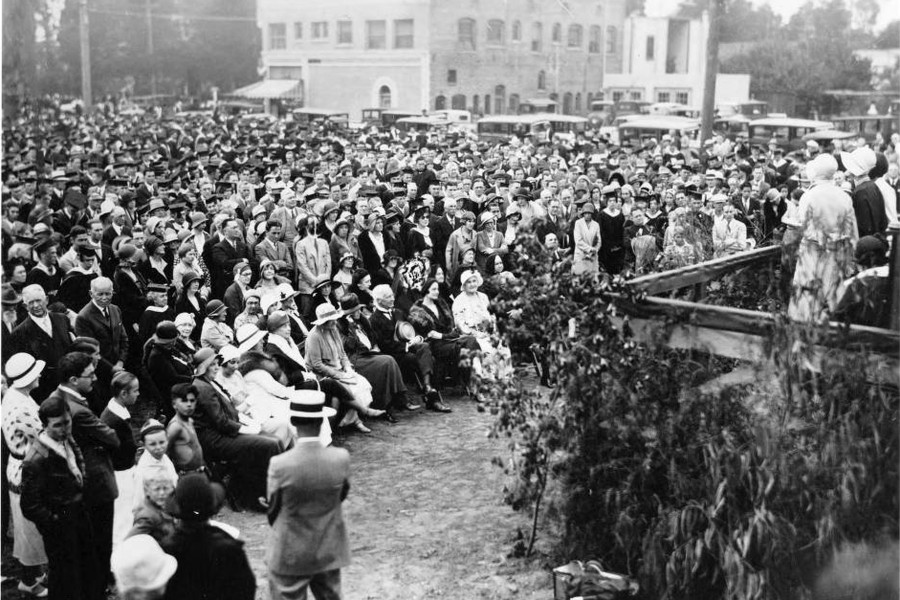 USC commencement photos: 1931: A Crowd gathered for USC commencement and groundbreaking ceremony for Doheny Memorial Library. (USC Libraries)