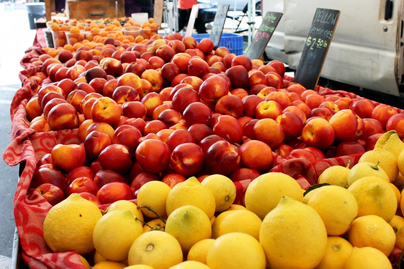 Lincoln Heights farmers market fruit